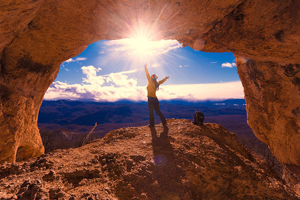 Indépendance et objectivité - Vue sur l'horizon depuis un creux de montagne
