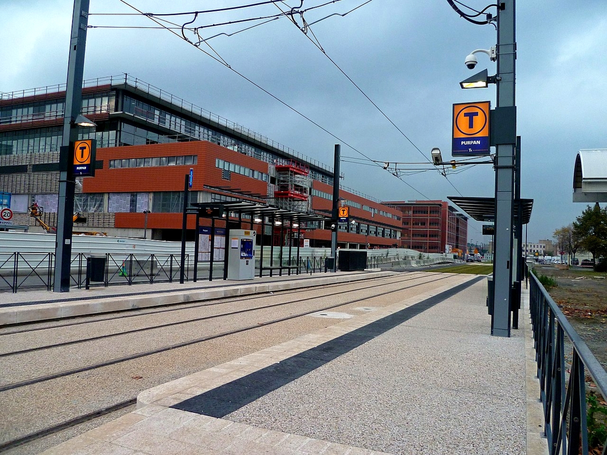 La station de tramway située en face de l'annexe du CHU de Purpan, l'hôpital Pierre-Paul Riquet