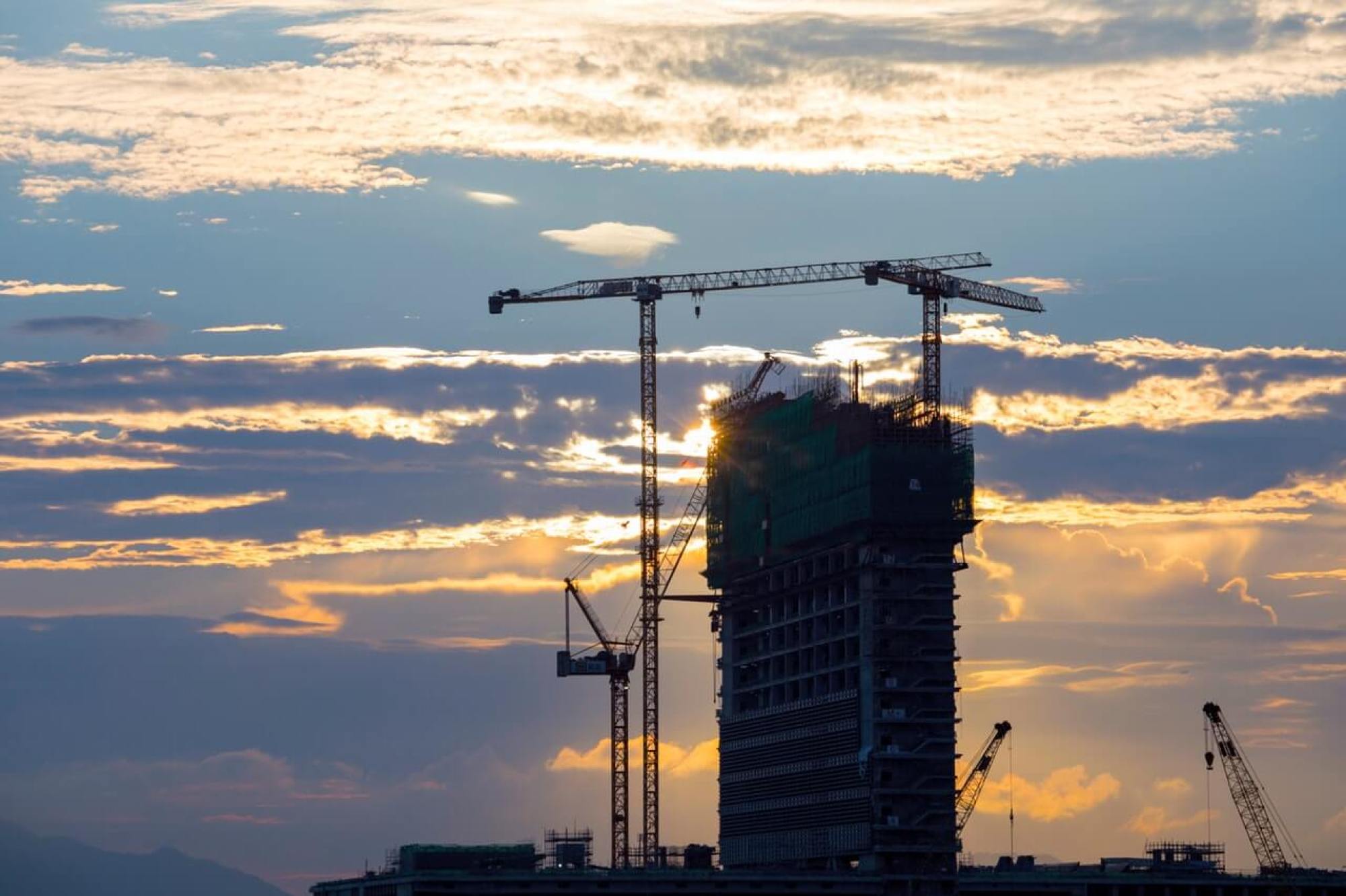 Coucher de soleil sur un chantier