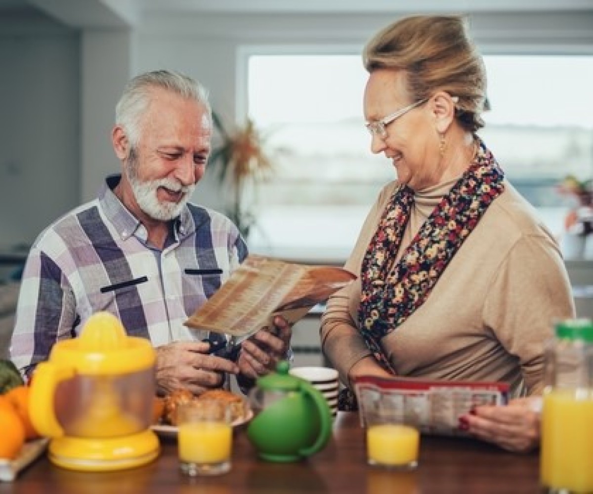 Louer un logement avec un PTZ — Un couple de retraités découpant des coupons