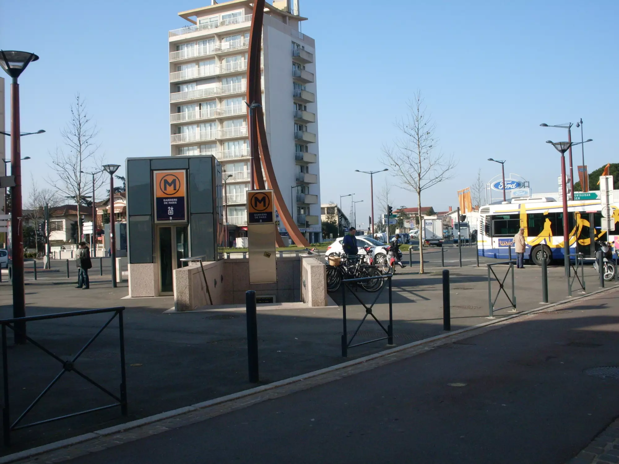 L'entrée de la bouche du métro de Barrière de Paris de Toulouse