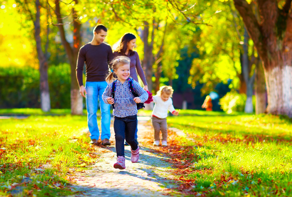 Passerelles Île du Ramier — Famille dans un parc