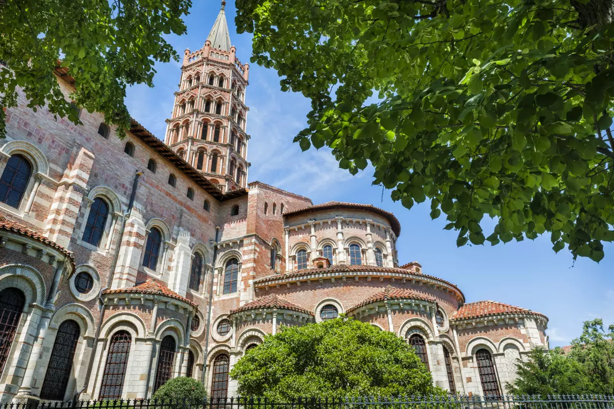 Le parvis de la basilique Saint-Sernin a fait l'objet d'un réaménagement dans le cadre de l'inscription de Toulouse à L'UNESCO Loi Pinel Toulouse - La basilique Saint-Sernin vue depuis l'entrée principale
