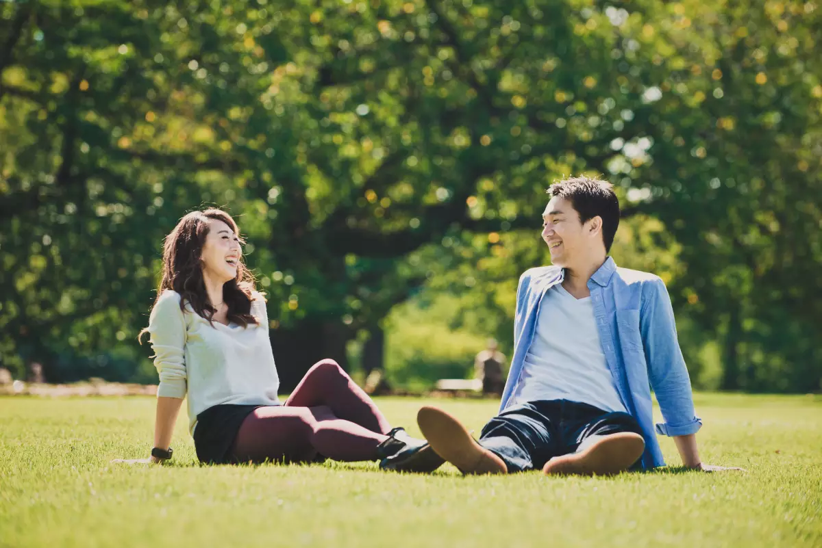 Noémie et Chan, couple d'investisseurs Pinel à Toulouse Loi pinel Toulouse - Un couple assis dans un parc à Toulouse