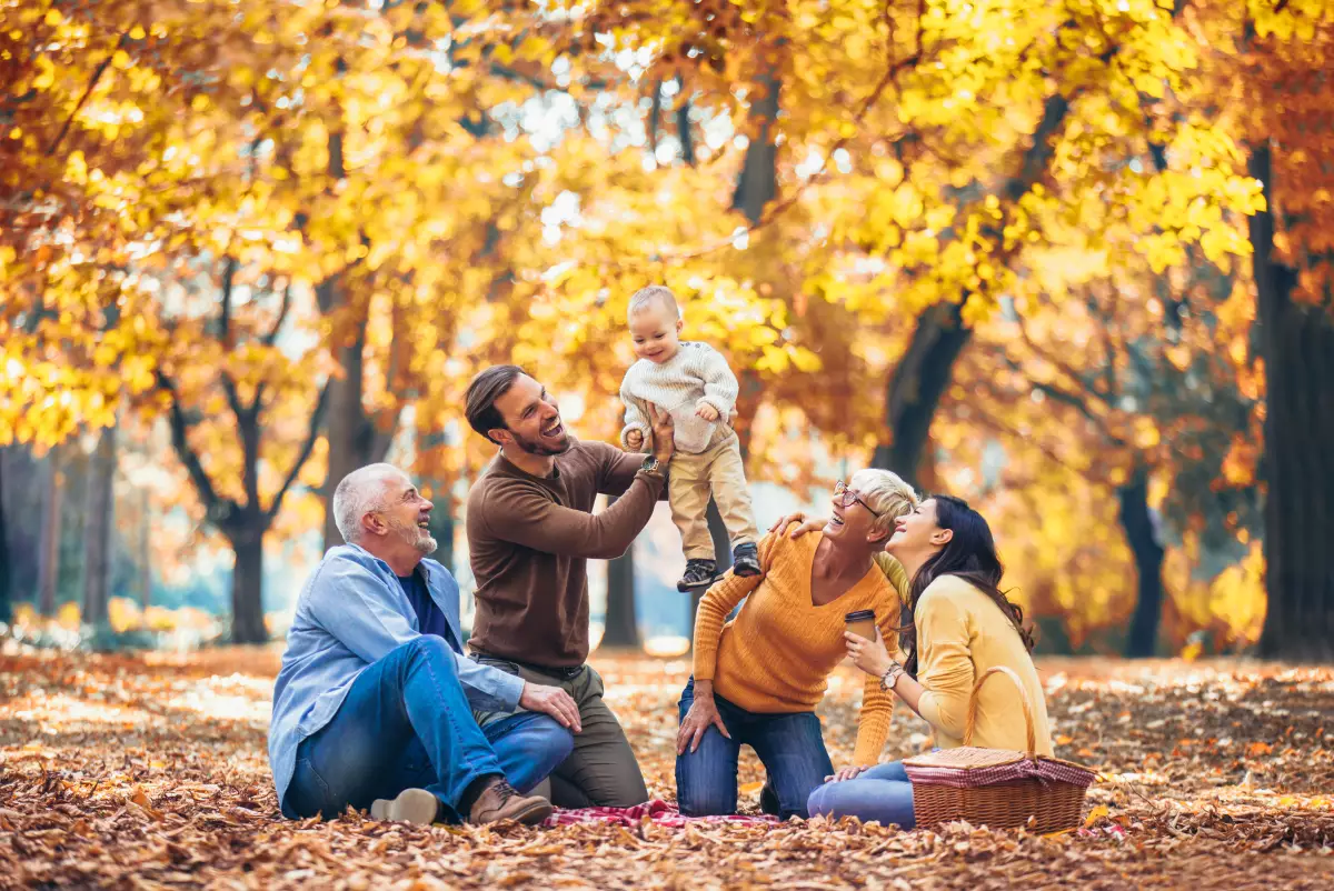 Martine et Patrick, investisseurs toulousains, vont pouvoir loger leur fils et sa famille grâce à la loi Pinel Loi pinel Toulouse - Parents, enfants et grands-parents dans un parc à Toulouse