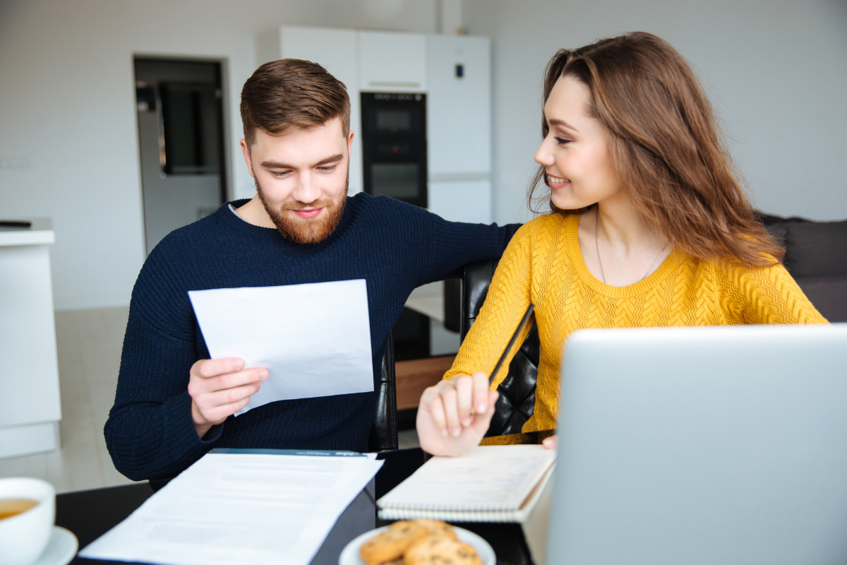 Crédit immobilier à Toulouse - Un couple regarde des documents