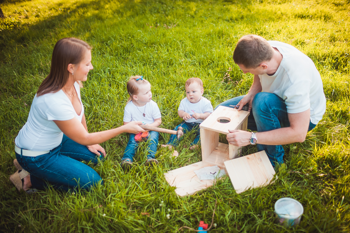 Plafond Pinel - Un couple construit une bird house avec deux bébés dans un parc