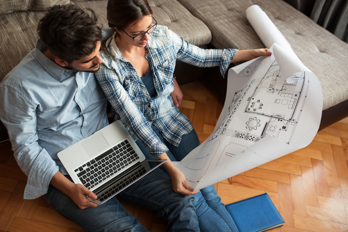 Primo-accédant Toulouse – Un jeune couple qui regarde les plans de leur appartement