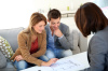 Aide achat immobilier - Un couple propriétaire en rendez-vous chez un architecte pour étudier les travaux à effectuer au sein de leur logement