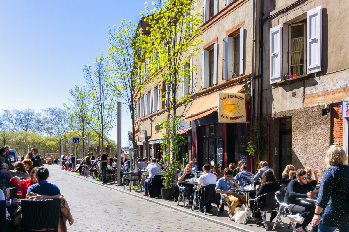 Nombre habitant Toulouse 2024 — Des personnes mangeant en terrasse aux abords de la Daurade