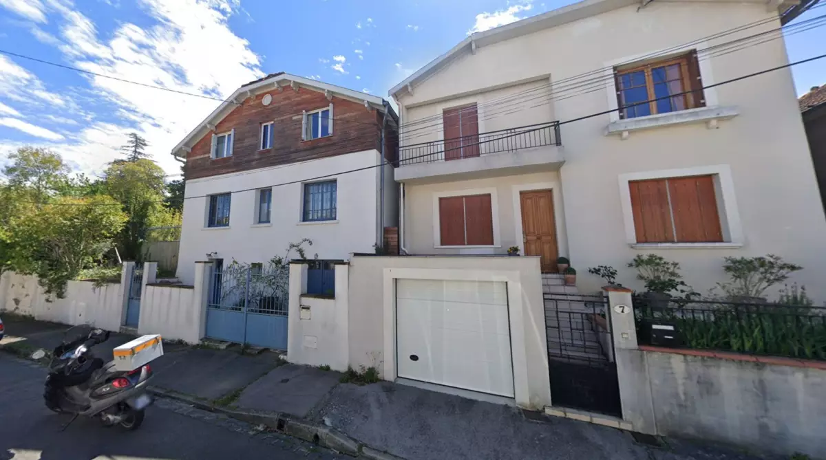 Deux villas construites sur deux étages située dans la rue résidentielle logement neuf roseraie - La rue beau site présente un environnement résidentiel