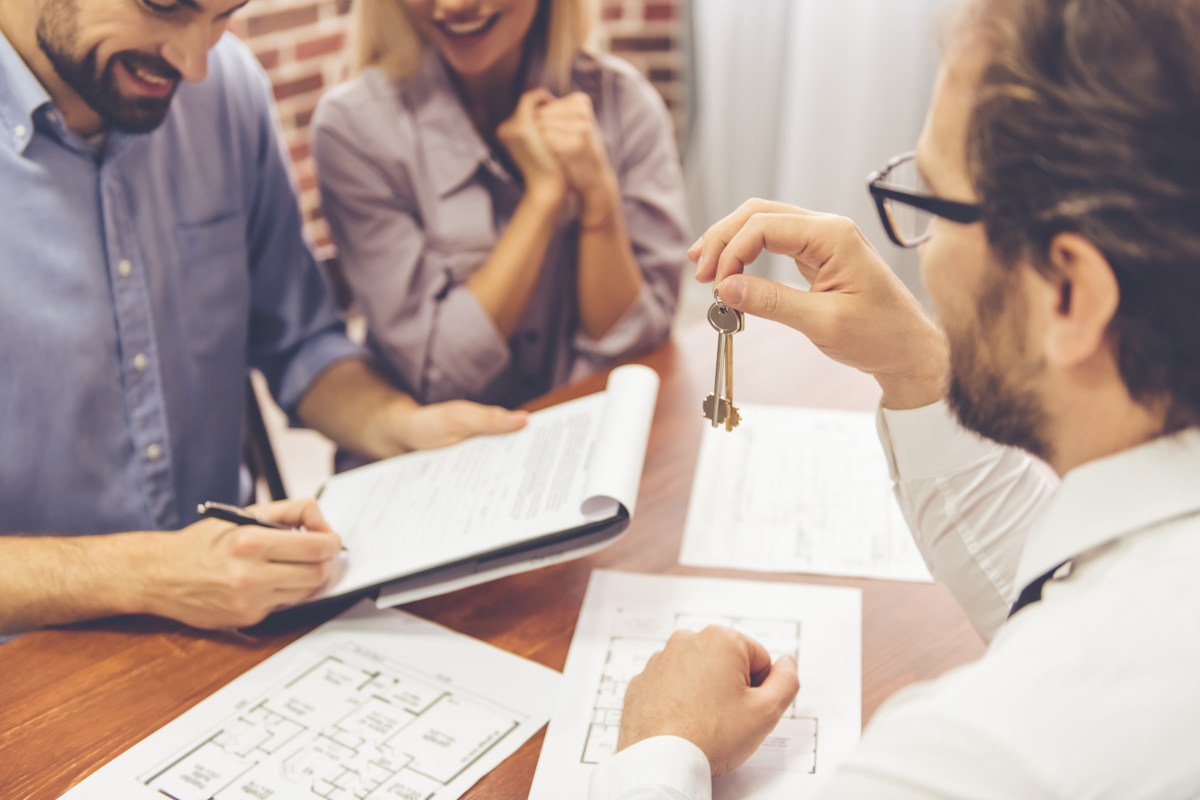 Remise de clés à un couple investissement immobilier neuf Toulouse - Tout l'immobilier neuf à Toulouse intramuros et en périphérie
