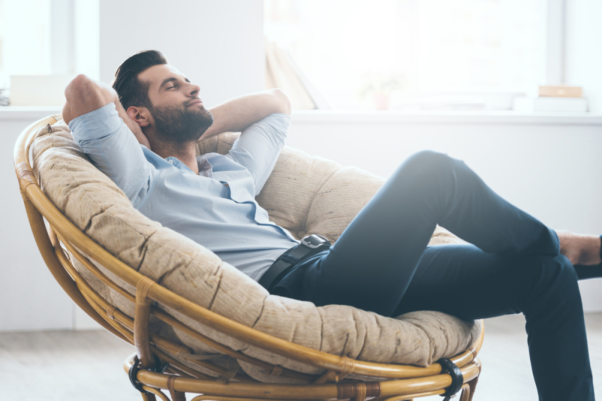 Norme isolation phonique appartement neuf – Un homme qui se relaxe dans un fauteuil
