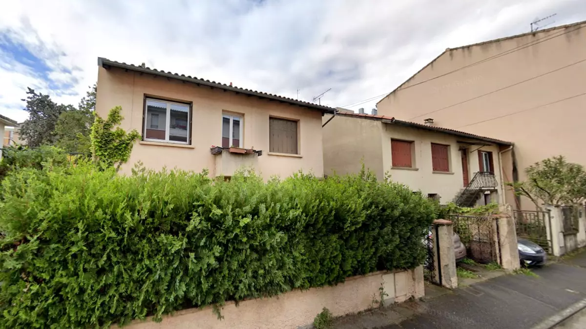 Villas avec étage situées à Toulouse Saint-Michel immobilier neuf toulouse Saint-Michel - Petites maisons situées dans une rue résidentielle à Toulouse Saint-Michel