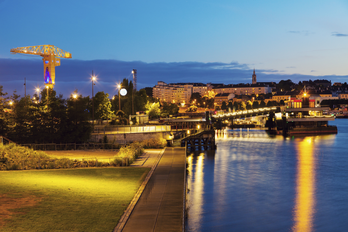 Rentabilité locative à Toulouse - L'Île de Nantes de nuit