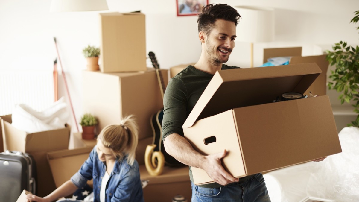 Un couple de jeunes locataires en plein aménagement investir dans l'immobilier - Un jeune couple de locataire qui aménage dans un logement récent