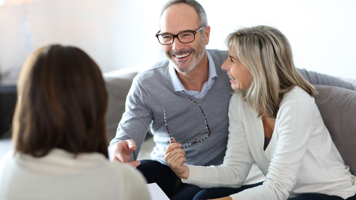 Albert et Christine réalise un investissement dans l'immobilier investir dans l'immobilier - Albert et Christine en train d'effectuer d'un logement