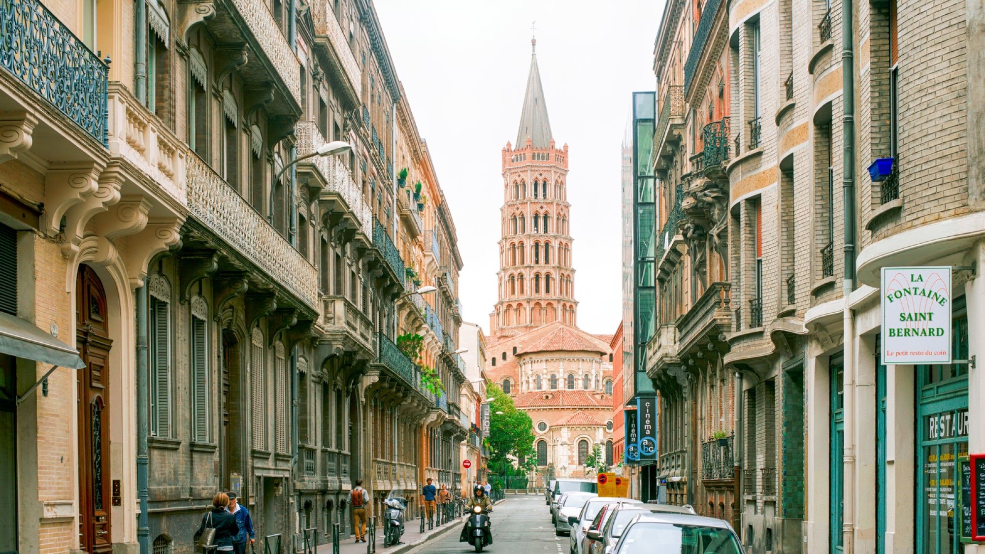 Une rue de Toulouse donnant sur la Basilique Saint-Sernin