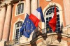 Drapeaux sur le fronton du Capitole