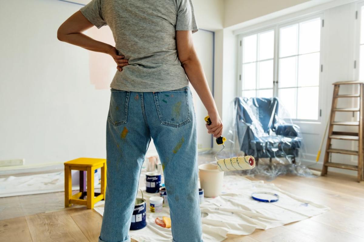 Maison VEFA - Femme qui réalise des travaux dans son salon