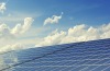 Réglementation environnementale 2020 - Des panneaux solaires sur le toit d’une maison RE2020