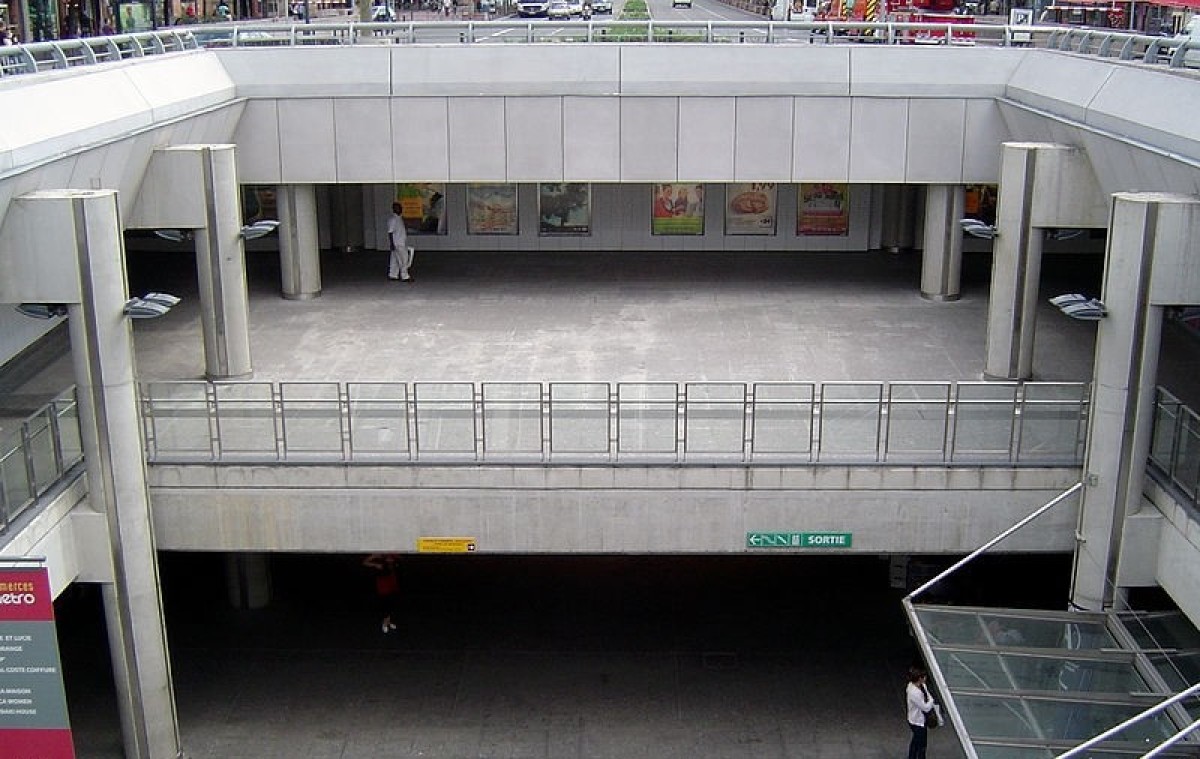 Escaliers dans un parking sous-terrain