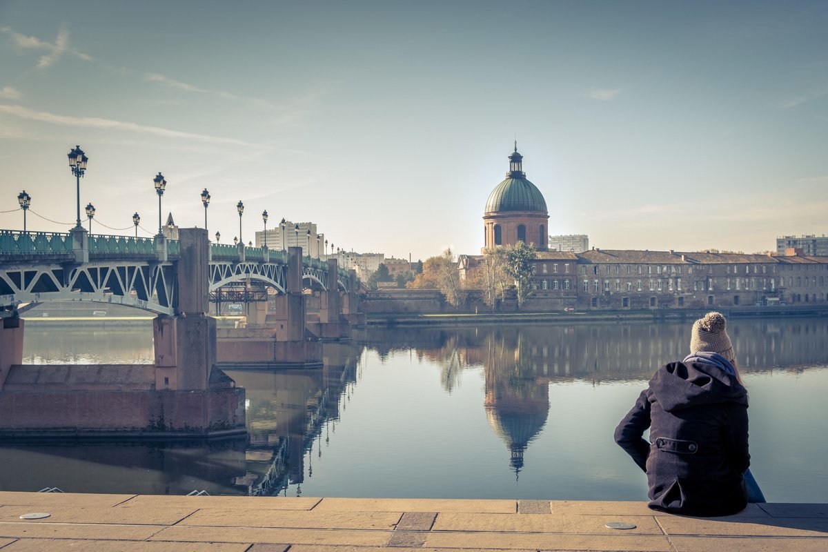 Jeune femme assise sur les marches du quai Saint-Pierre