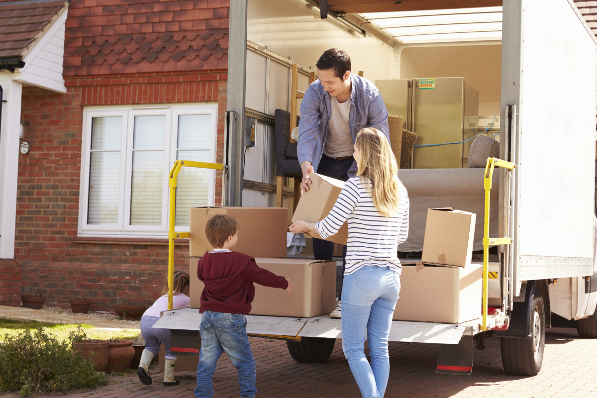 Toulouse éligible Pinel - Une famille charge des cartons dans un camion