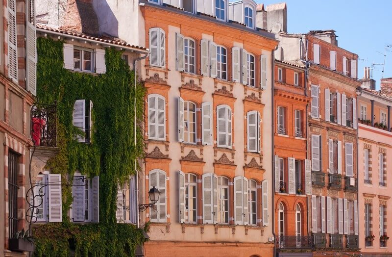 ”Façades d'immeubles anciens au centre ville de Toulouse”