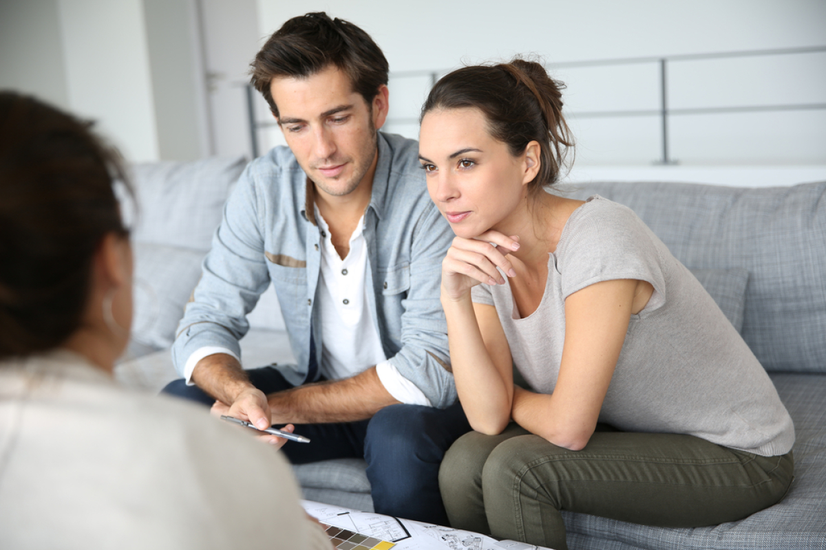 Agence immobilière - un couple souhaite faire gérer son bien immobilier dans une agence