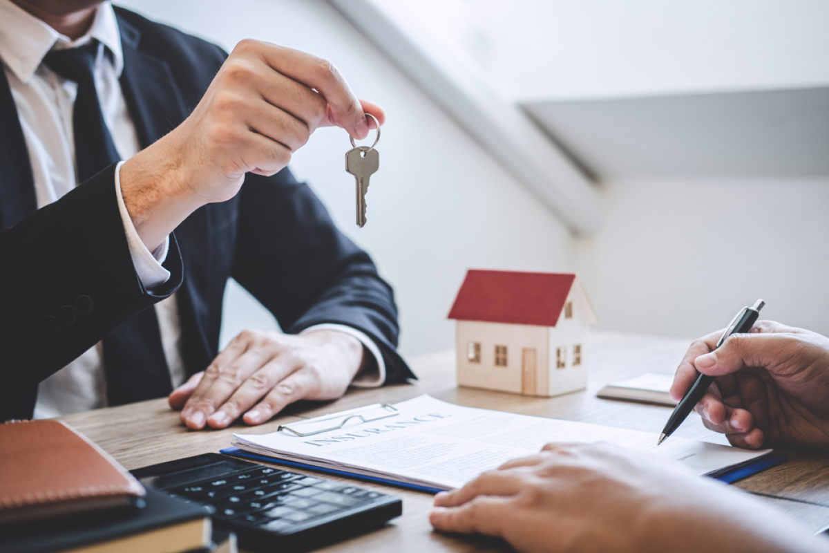 Agence de gestion locative à Toulouse - Une remise de clefs en agence