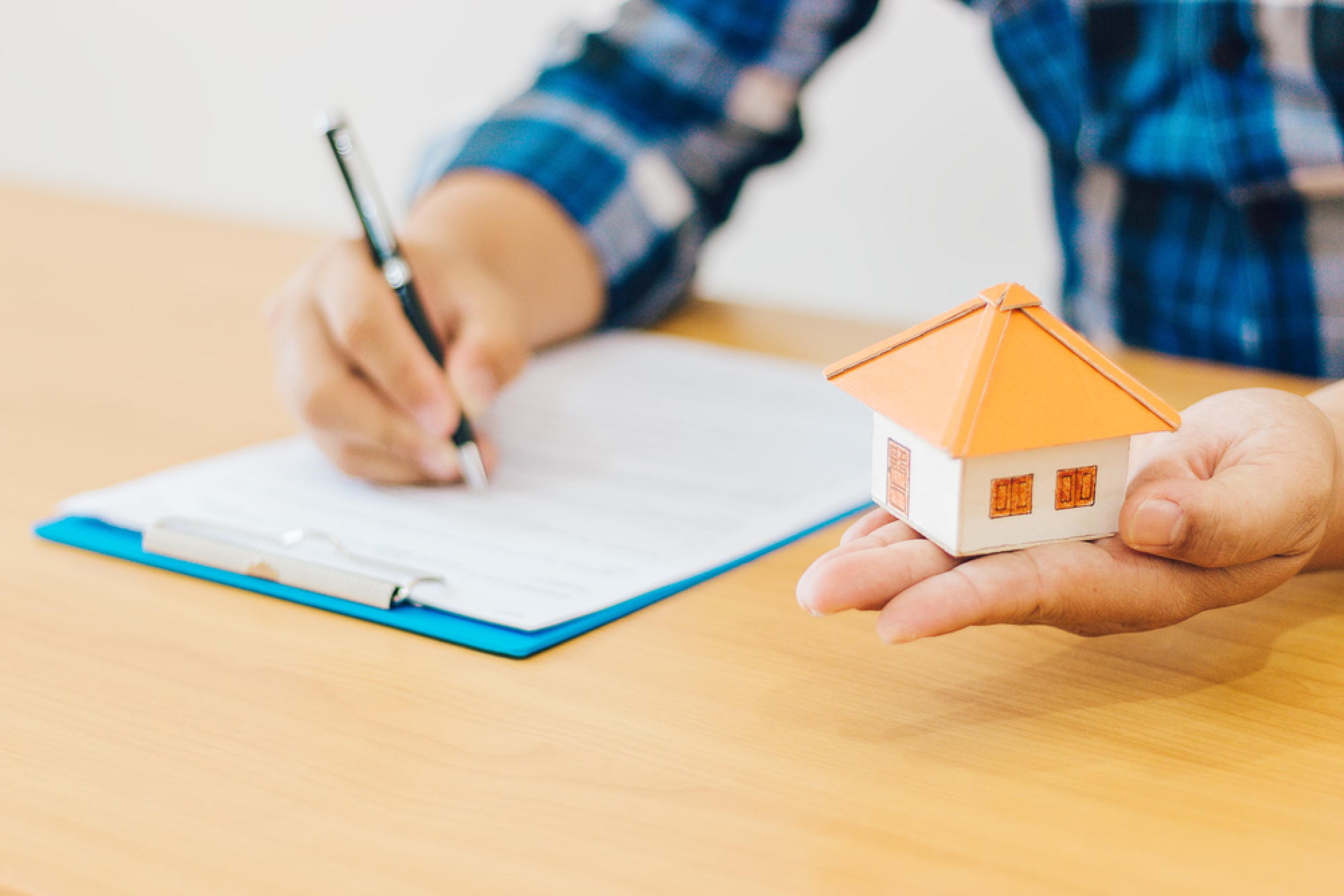 Signature d'un mandat de gestion locative à Toulouse