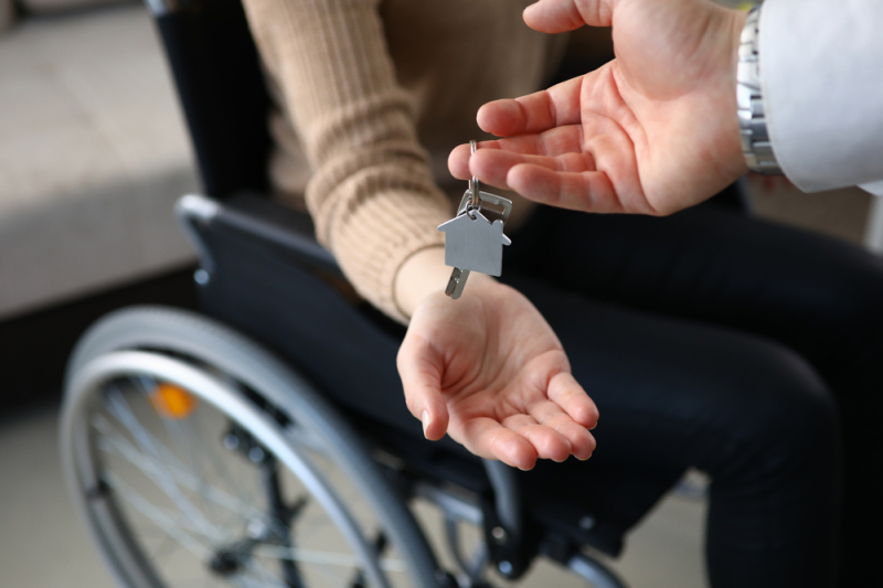 Louer un appartement neuf à Toulouse - Remise de clefs à une personne à mobilité réduite pour un appartement neuf adapté