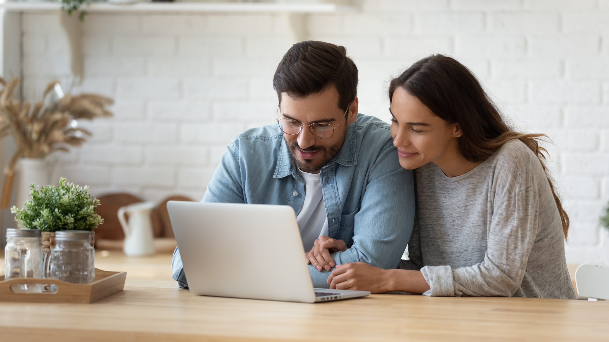 Un couple consulte son ordinateur