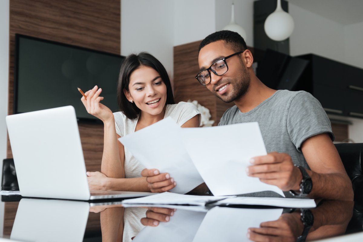 Crédit immobilier à Toulouse - Un couple regarde son contrat immobilier