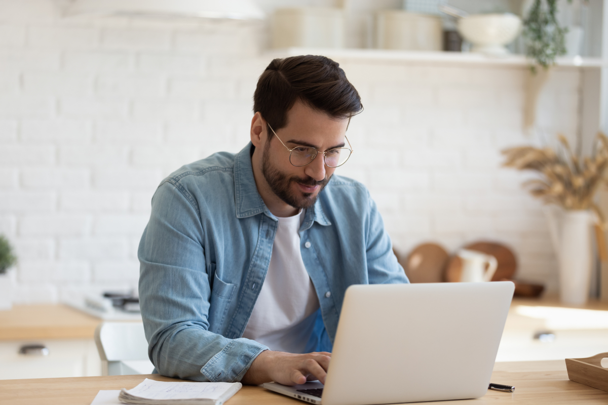 Baisse des taux BCE 2024 — Un homme comparant les taux de crédit sur son ordinateur