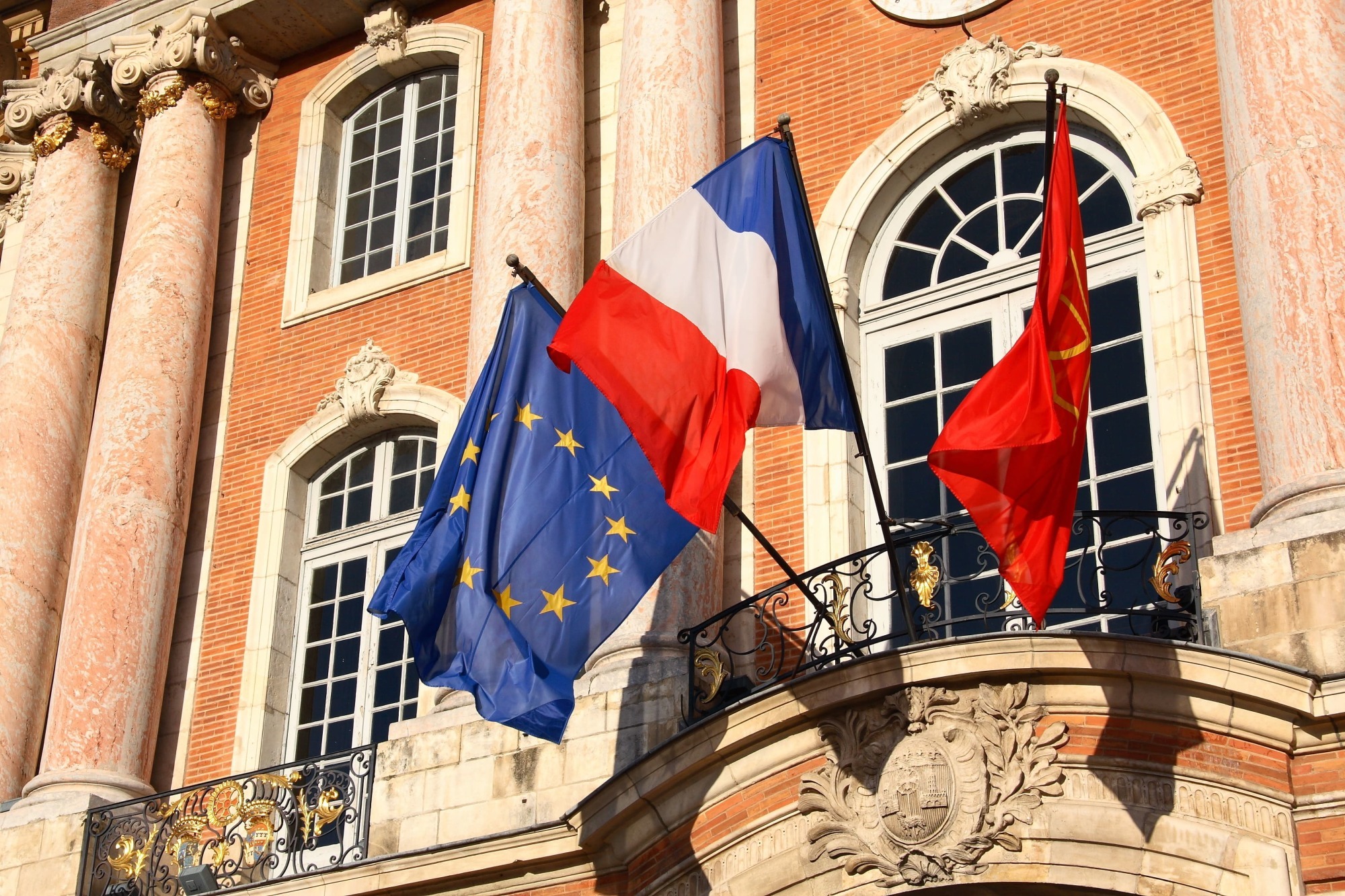 Les drapeaux sur le Capitole de Toulouse