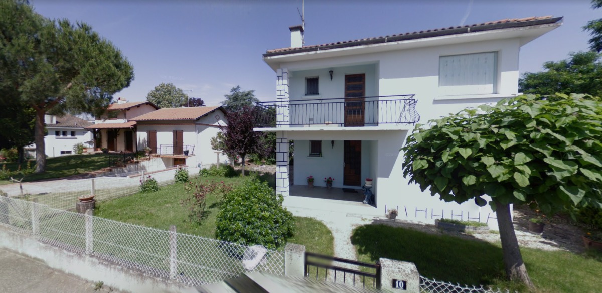  Acheter dans l'immobilier neuf à Lespinasse près de la mairie - Maison des années 60 dans la rue de la mairie.