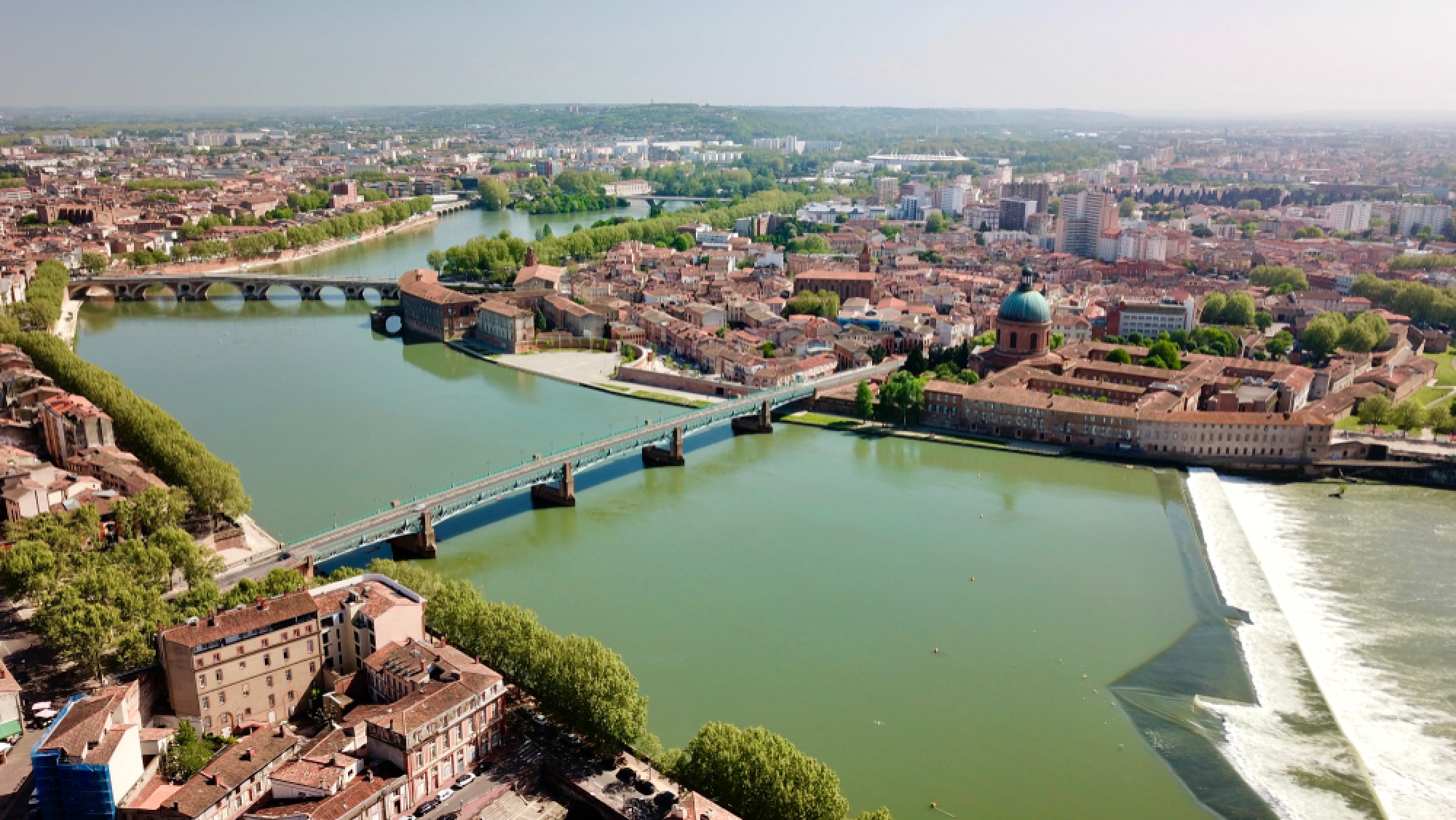 Vue aérienne du pont Saint- Puerre et du dôme de l'hôpital La Grave à Toulouse