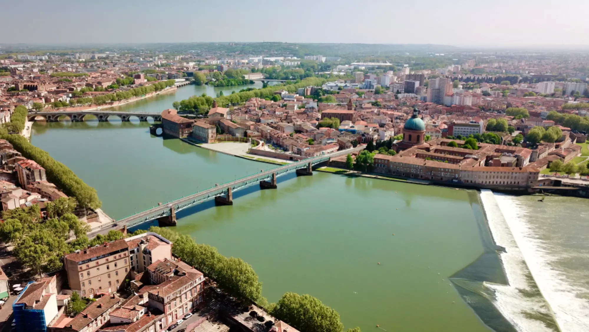 Vue aérienne du pont Saint- Puerre et du dôme de l'hôpital La Grave à Toulouse
