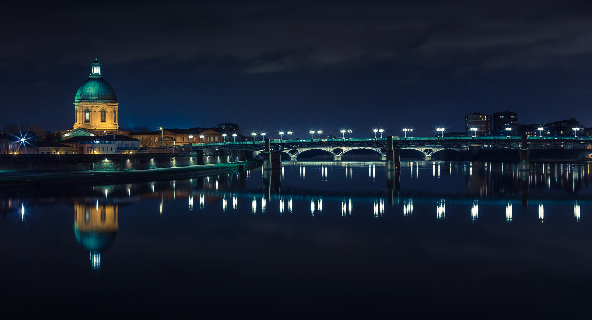 Le pont Saint-Pierre à Toulouse la nuit