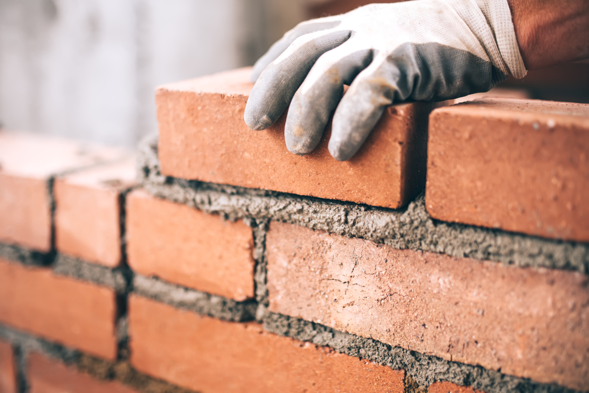 un mur en brique en construction.