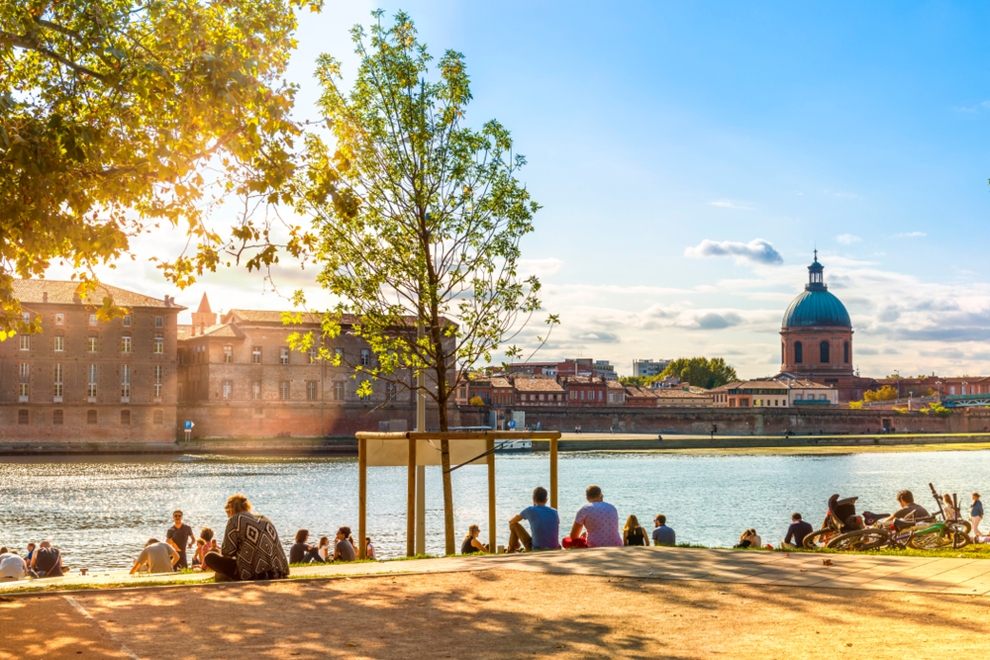 Vue sur le dôme de l'hôpital La Grave depuis les quais de la Garonne à Toulouse