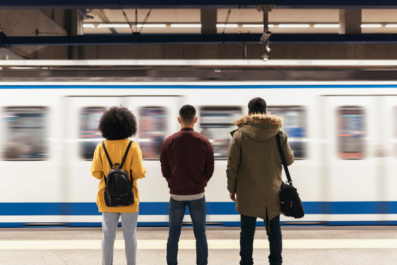 3ème ligne de métro à Toulouse – Groupe de 3 personnes attendant le métro sur le quai.