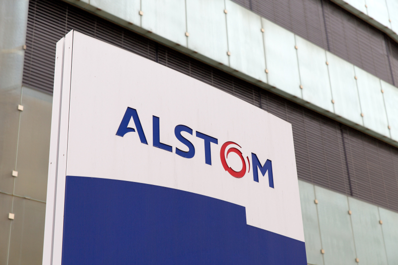 3ème ligne de métro à Toulouse - Le logo d’Alstom devant un bâtiment.