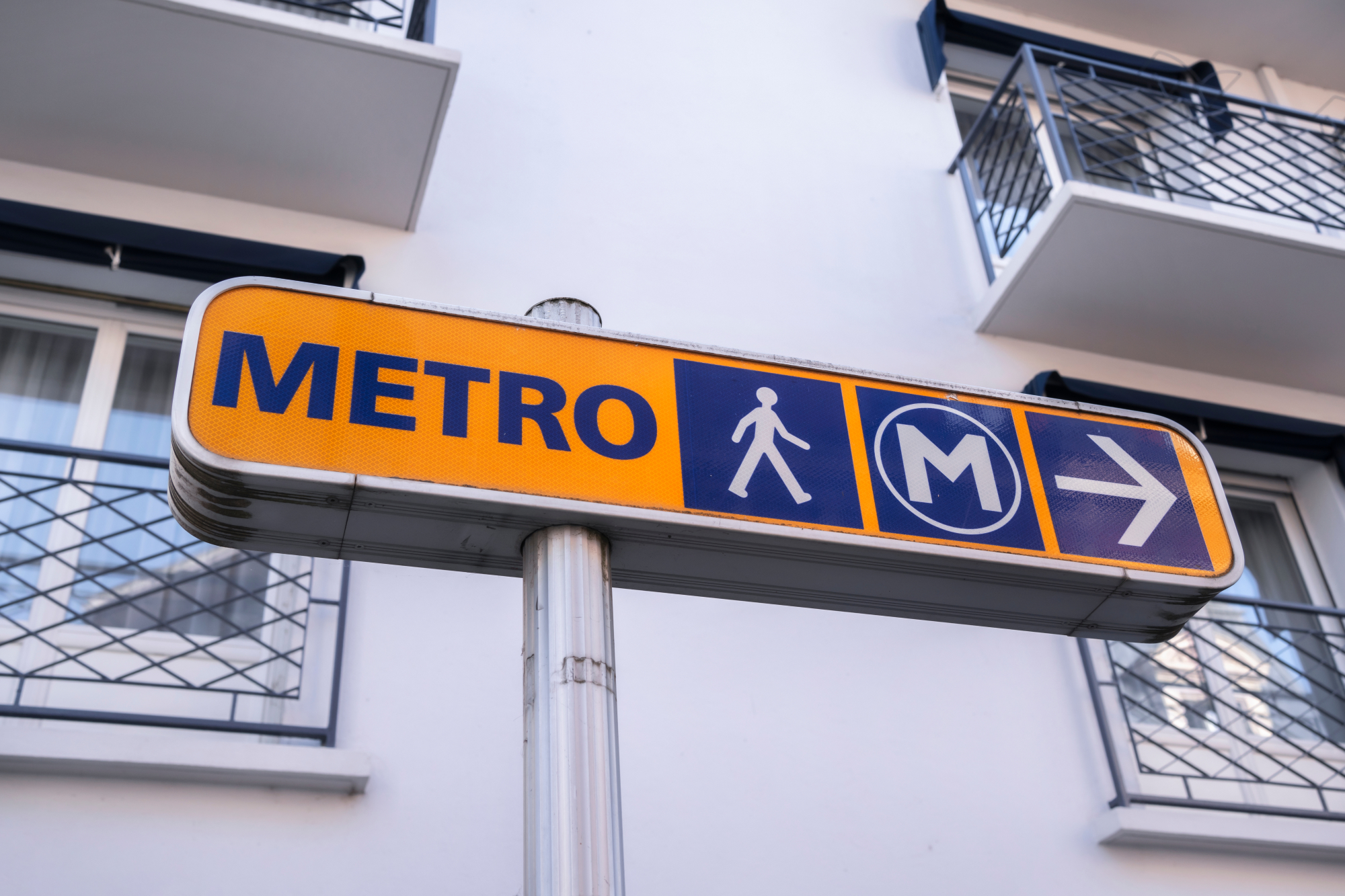 Panneau de signalisation du métro à Toulouse.