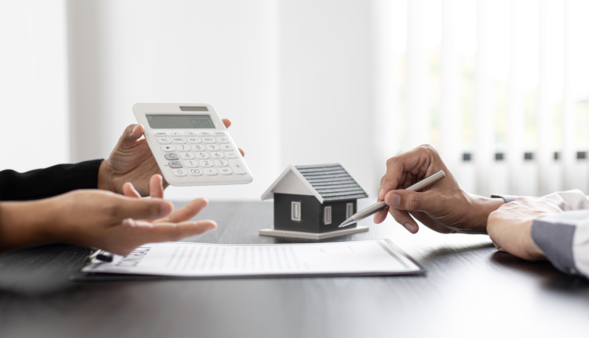  Courtier immobilier à Toulouse – Maison en équilibre sur une pile de Kapla.