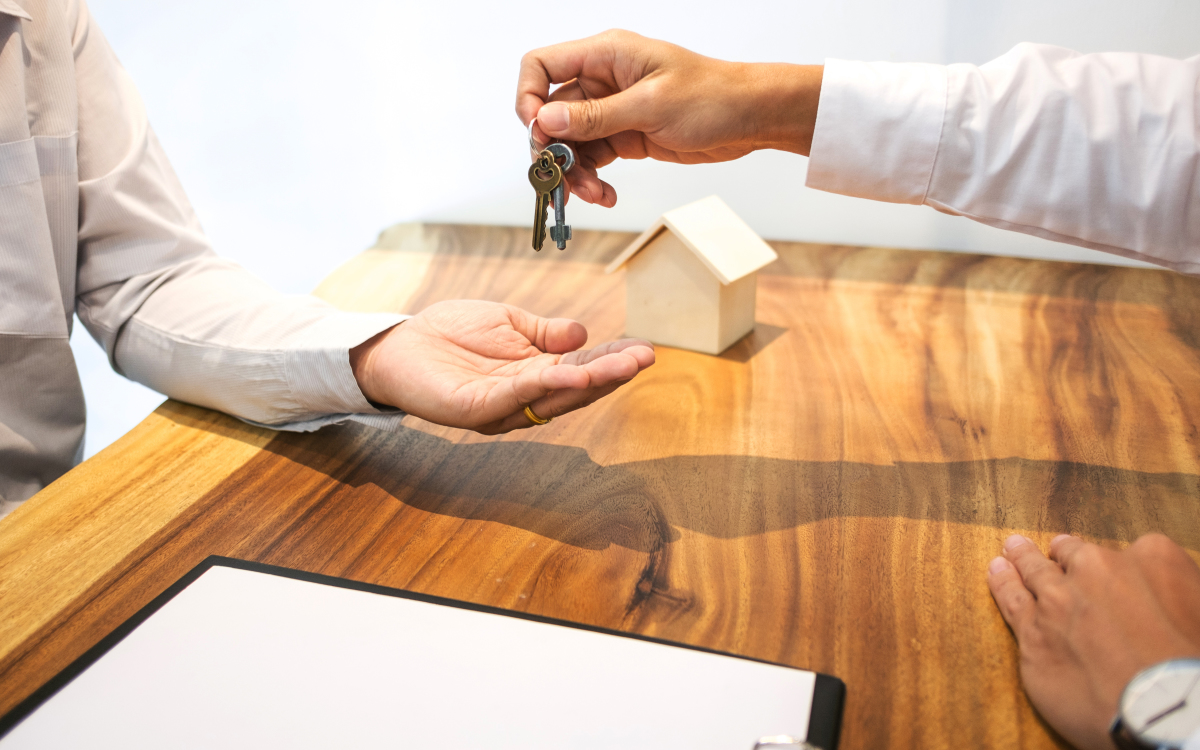 Le prêt à taux zéro à Toulouse concerne uniquement les achats immobiliers en résidence principale Le prêt à aux zéro à Toulouse - Une remise de clef lors d'un rendez-vous immobilier pour l'achat d'une résidence principale