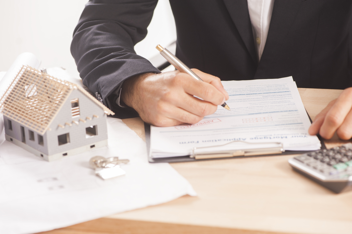 Gestion locative Toulouse – Un homme est sur le point de signer un contrat