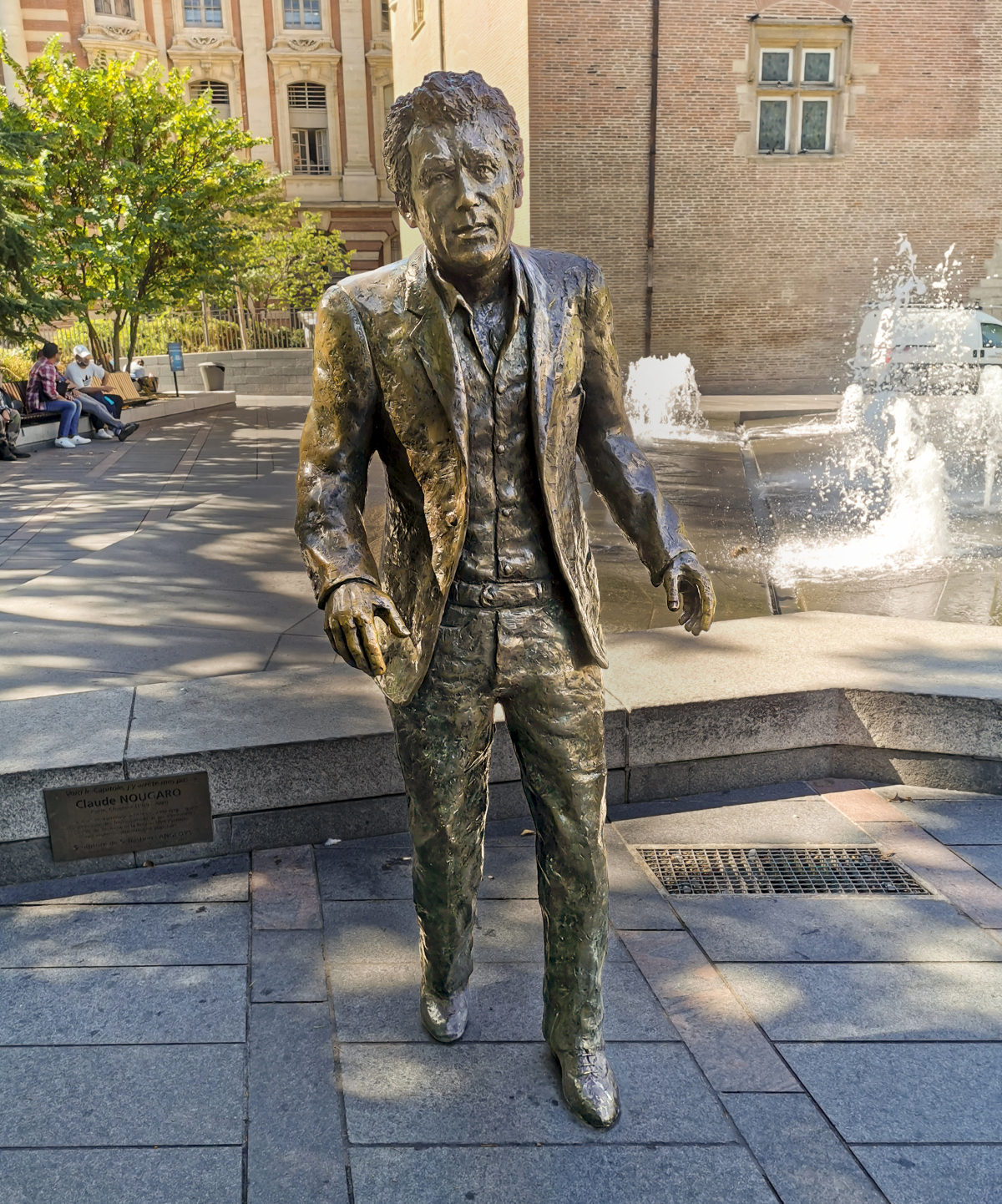 une statue de bronze à l'effigie de Claude Nougaro